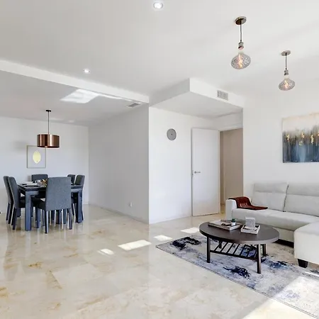 Modern, Elite Hillside W/sea & Mountain Views Apartment *