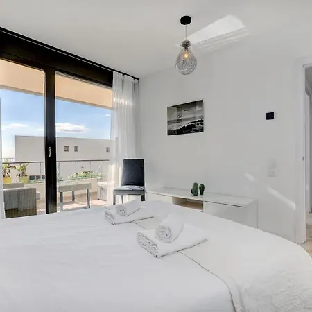 Modern, Elite Hillside W/sea & Mountain Views Apartment *