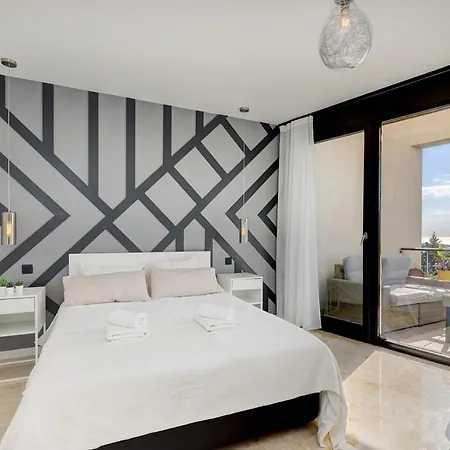 Modern, Elite Hillside W/sea & Mountain Views Apartment *
